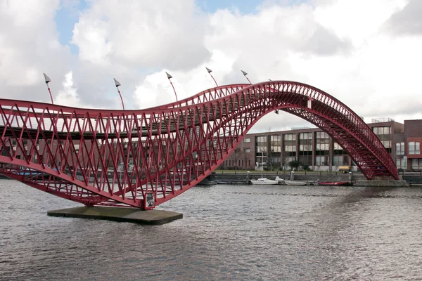 在荷兰的阿姆斯特丹市中心步行桥 — 图库照片