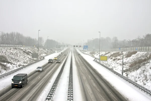 Le célèbre A9 dans une tempête de neige en hiver près d'Amsterdam aux Pays-Bas — Photo