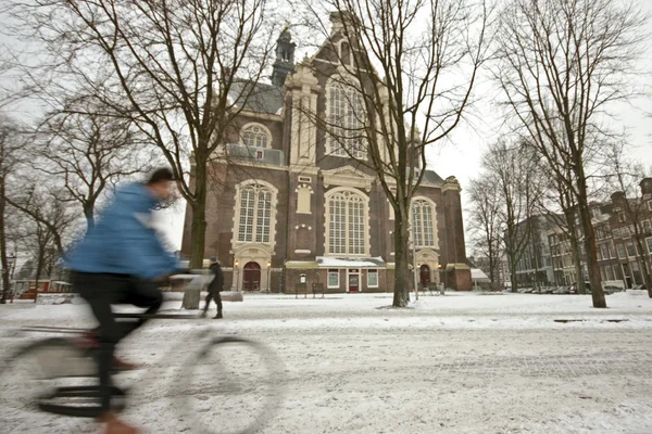 Il Westerkerk nella neve in inverno nei Paesi Bassi — Foto Stock