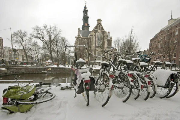 Bicicletas nevadas na cidadecentro, Amsterdam — Fotografia de Stock