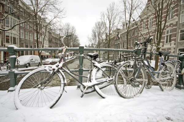 Bicicletas nevadas na cidadecentro, Amsterdam — Fotografia de Stock