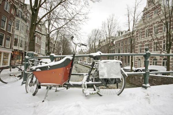 Bicicletas na neve em Amsterdã Países Baixos — Fotografia de Stock