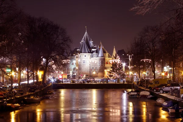 夜に、オランダのアムステルダムからシティビュー — ストック写真