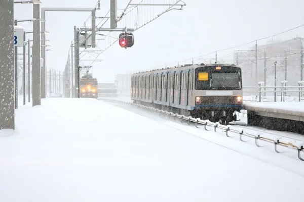 Treinen rijden in sneeuwstorm in bijlmerstation in amsterdam Nederland — Stockfoto