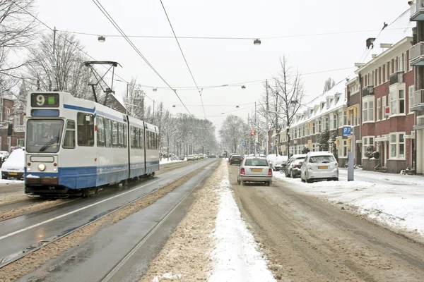 Tram condução em Amsterdã Países Baixos no inverno — Fotografia de Stock
