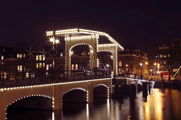 Dünne Brücke bei Nacht in Amsterdam die Niederlande — Stockfoto