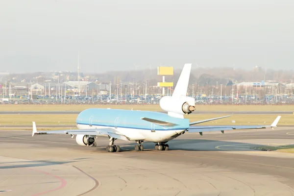 Avión listo para despegar del aeropuerto de Schiphol en los Países Bajos — Foto de Stock