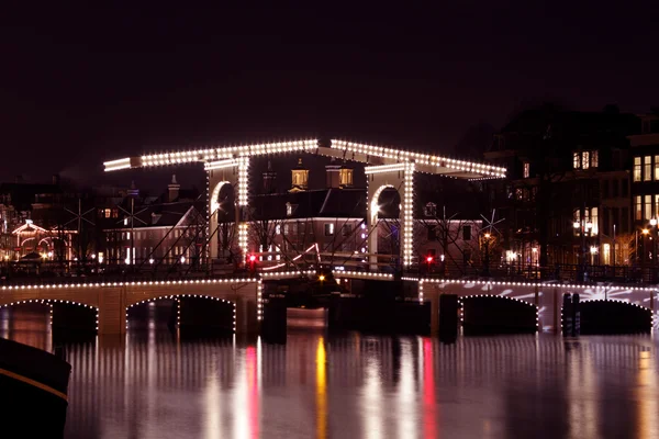 Thiny bridge v noci v Amsterdamu v Nizozemsku — Stock fotografie