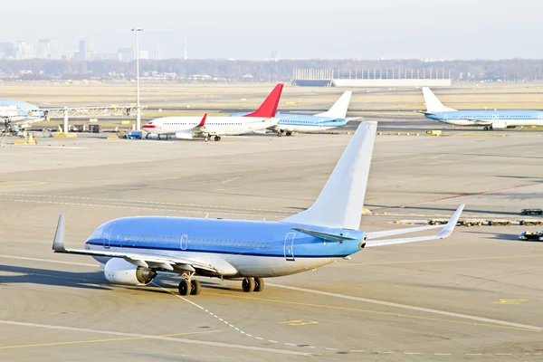 เครื่องบินพร้อมที่จะขึ้นจากสนามบิน Schiphol ในเนเธอร์แลนด์ — ภาพถ่ายสต็อก