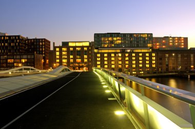 jan schaeferbridge alacakaranlıkta Hollanda ile Amsterdam'da cityscenic