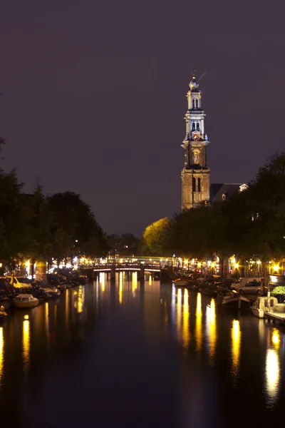 Amsterdam vnitřní město v noci v Nizozemsku — Stock fotografie