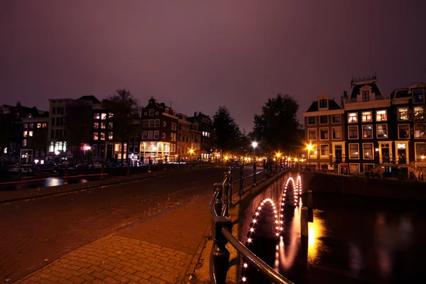 Внутрішнє місто Амстердамі вночі в Нідерландах — стокове фото