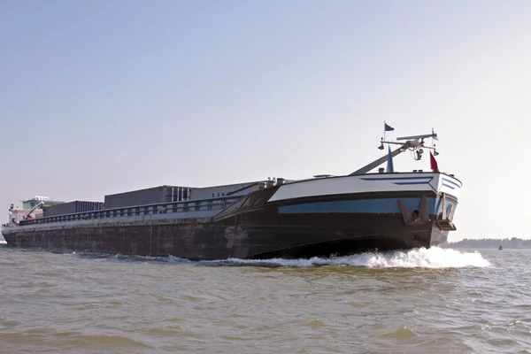 Hollanda'da seyir kargo gemisi — Stok fotoğraf