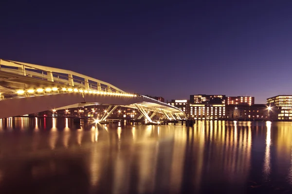 Cityscenic v Amsterdamu s jan schaeferbridge v Nizozemsku v noci — Stock fotografie