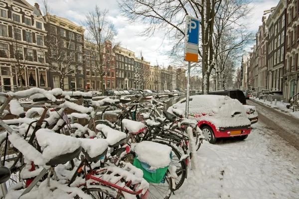 Bicicletas nevadas en Amsterdam innercity en los Países Bajos — Foto de Stock