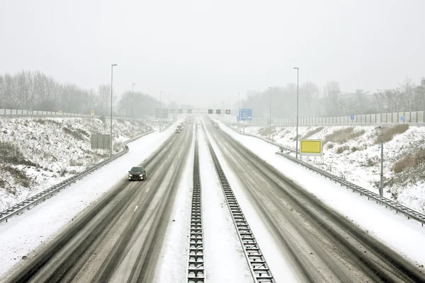 Den berømte A9 i en snøstorm om vinteren nær Amsterdam Nederland – stockfoto