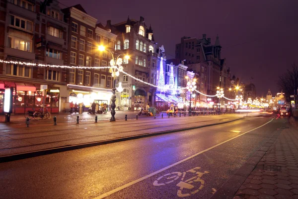 La vida de la calle por la noche en Amsterdam los Países Bajos en Navidad —  Fotos de Stock