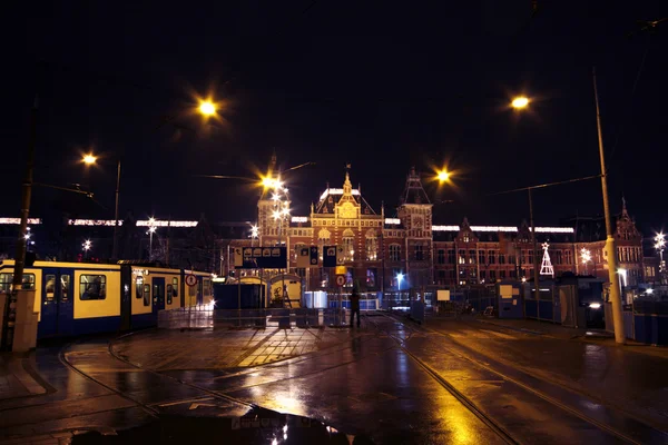 クリスマスにオランダのアムステルダムで夜の街の生活 — ストック写真