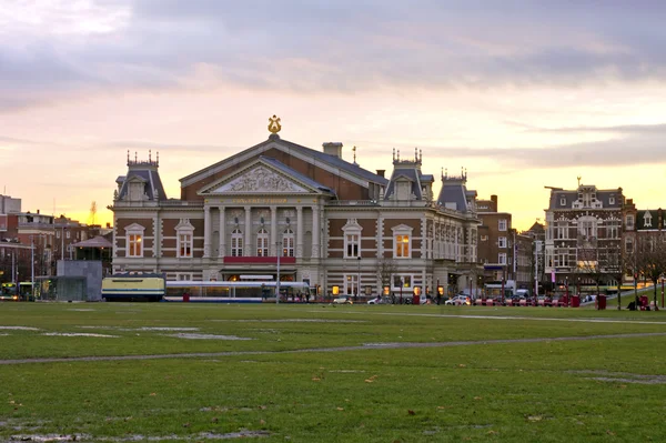 中世纪建筑荷兰在黄昏的时候，在阿姆斯特丹博物馆广场国家音乐厅 — 图库照片