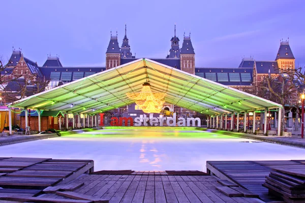 Rijksmuseum with an icerank in the Netherlands at twilight — Stock Photo, Image