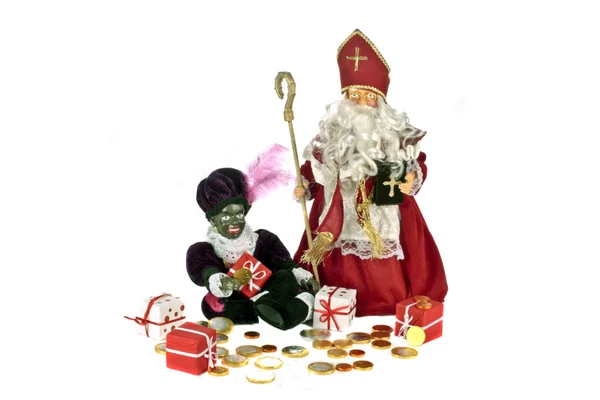 Traditionele Nederlandse cultuur: santa claus en zwarte piet met gingernuts, snoepjes en presenteert op 5 december — Stockfoto
