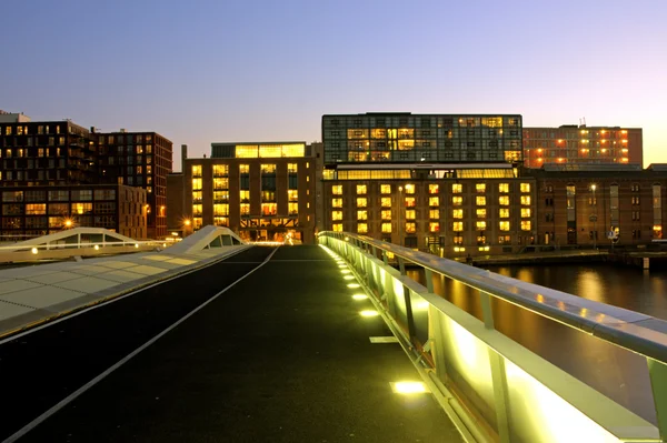 Cityscenic v Amsterdamu s jan schaeferbridge v Nizozemsku za soumraku — Stock fotografie