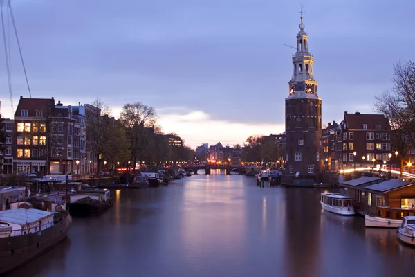 Amsterdam la nuit avec la tour Munttower aux Pays-Bas — Photo