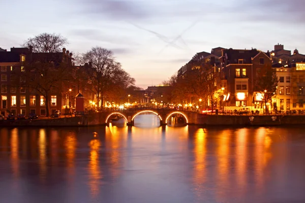 Κέντρο της πόλης του Άμστερνταμ τή νύχτα στις Κάτω χώρες — Φωτογραφία Αρχείου