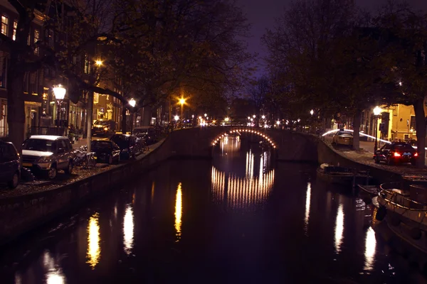 Amsterdam centro de la ciudad por la noche en los Países Bajos — Foto de Stock