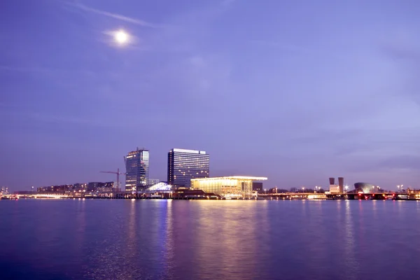 Utsikt över staden från amsterdam Nederländerna på natten — Stockfoto