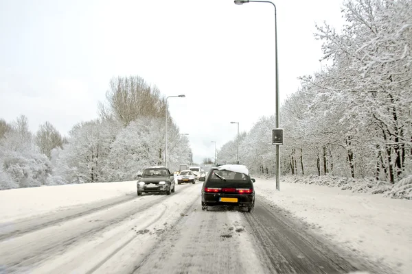 Arado de nieve conduciendo en tormenta de nieve en los Países Bajos —  Fotos de Stock