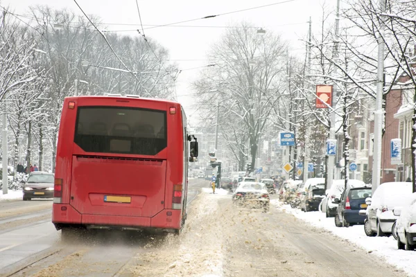 Jízda sněžným pluhem ve sněhové bouři v Nizozemsku — Stock fotografie