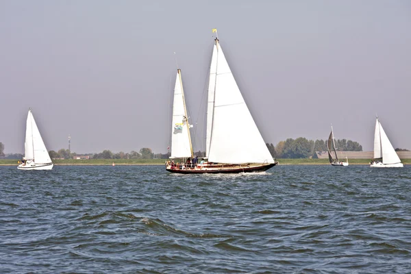 Navigare sull'IJsselmeer nelle Terre del Nethrlands al tramonto — Foto Stock