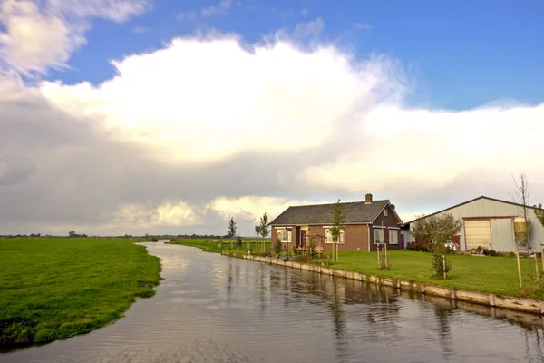 Kanalları boyunca evleriyle tipik Hollanda manzara — Stok fotoğraf