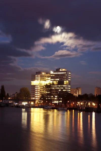Skyline di Amsterdam di notte nei Paesi Bassi — Foto Stock