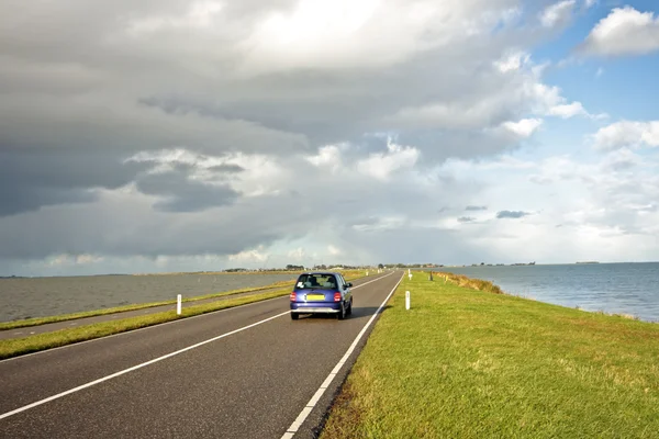 Driving on the dyke to Marken in the Netherlands — Stock Photo, Image