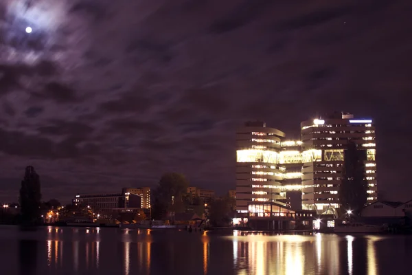 Amsterdam skyline w nocy w Holandii — Zdjęcie stockowe