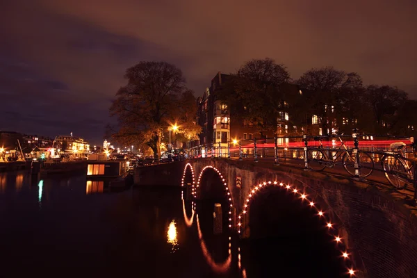 Leidsegracht-Keizer sgracht en Amsterdam los Países Bajos por la noche — Foto de Stock