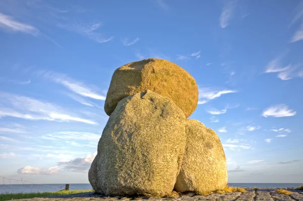 D'énormes rochers à l'IJsselmeer aux Pays-Bas et un beau paysage nuageux — Photo