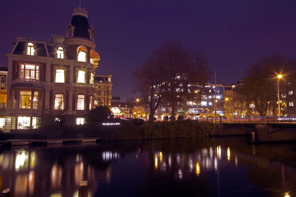 Romantisch uitzicht op straat in amsterdam stad bij nacht in Nederland — Stockfoto