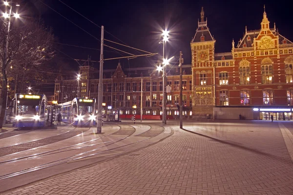 Вид на улицу в Амстердаме ночью в Нидерландах — стоковое фото