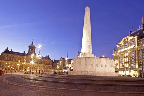 O Monumento Nacional na Barragem e no fundo o Palácio Real em Amsterdã os Países Baixos no crepúsculo — Fotografia de Stock