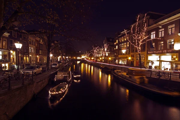 Вид на улицу в Амстердаме ночью в Нидерландах — стоковое фото