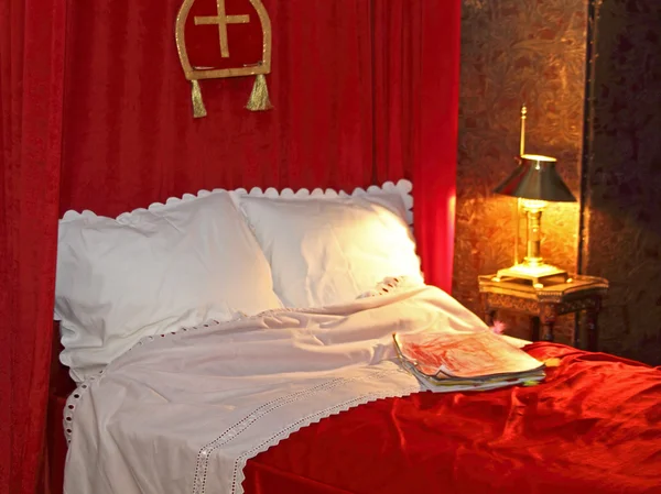 Червоне ліжко з хрестом — стокове фото