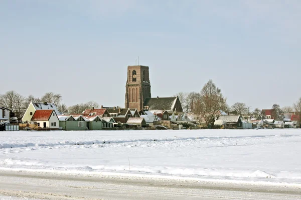 Маленькая снежная деревня в Нидерландах зимой — стоковое фото