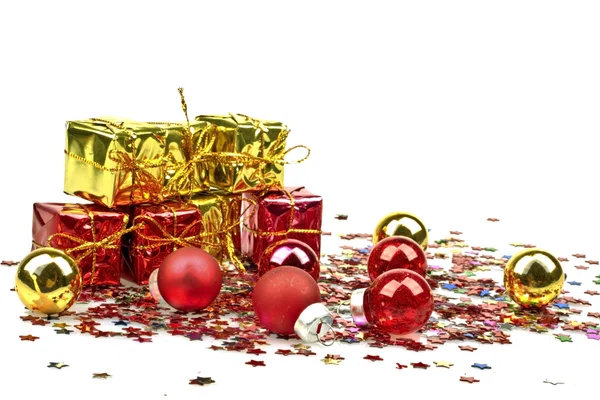 Presentes de Natal e bolas de Natal — Fotografia de Stock