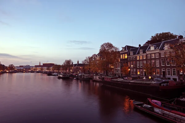 Городской пейзаж в Амстердаме, город в Нидерландах при свете фар — стоковое фото