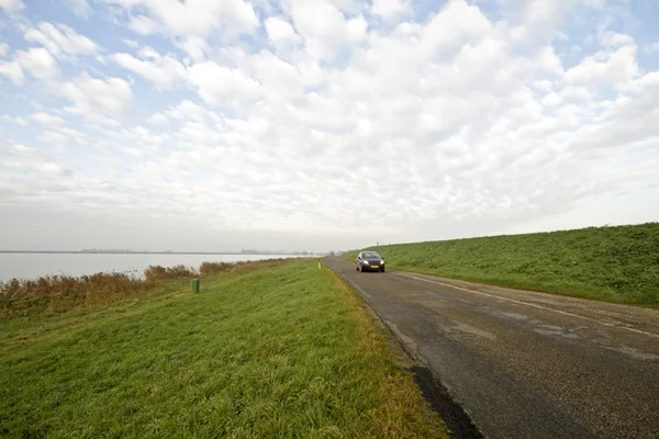 Conducción de coches en el dique en los Países Bajos —  Fotos de Stock