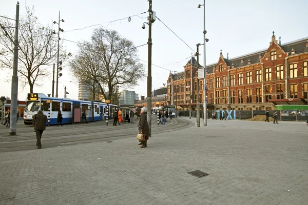 Tramwaj jazdy w historycznym centrum Amsterdamu w Holandii — Zdjęcie stockowe