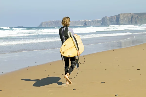 Sörfçü plaj onun surfboard ile — Stok fotoğraf